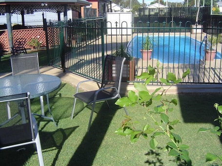 Una piscina al aire libre