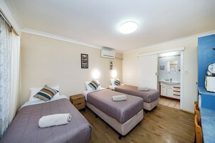 Ropa de cama de alta calidad y espacio para trabajar con laptop 