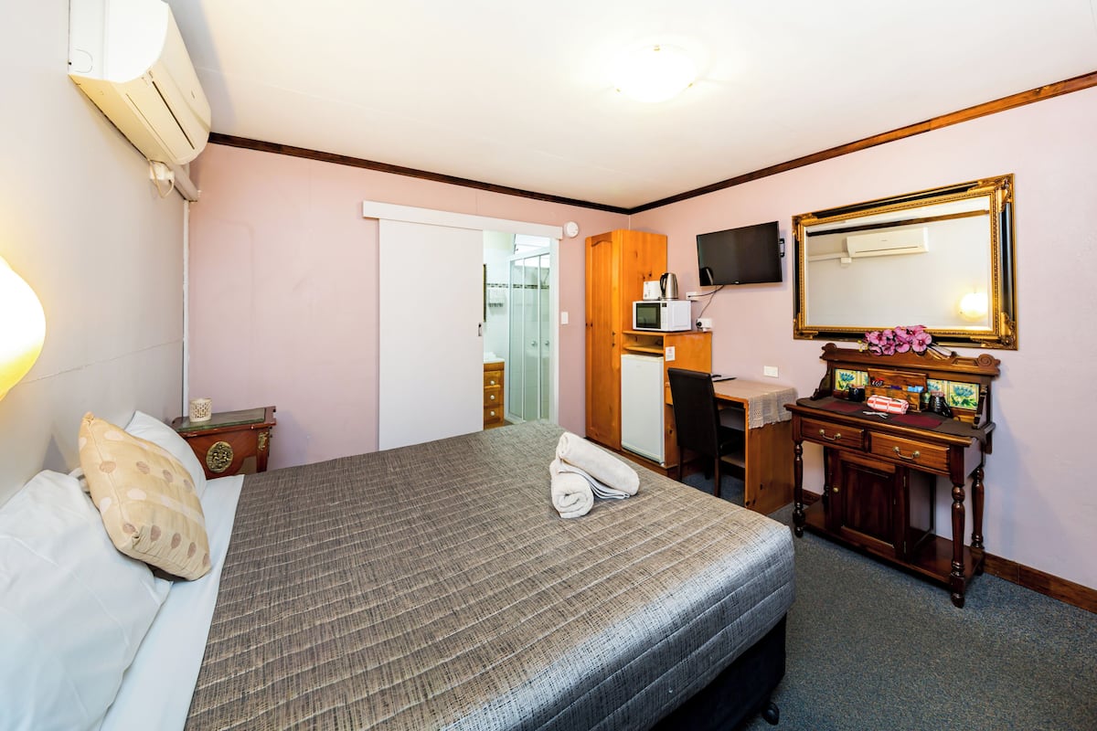 Habitación, 1 cama King size | Ropa de cama de alta calidad y decoración personalizada