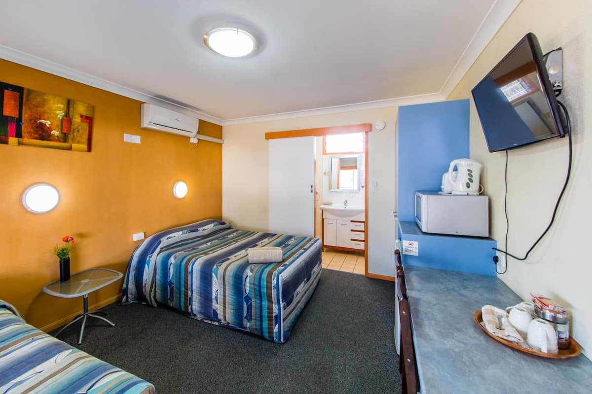 Room, Non Smoking (Queen/Single) | Premium bedding, individually decorated, laptop workspace
