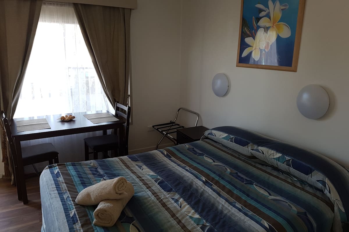 Deluxe Queen Non Smoking - Pets allowed on request - extra charge applies | Premium bedding, individually decorated, laptop workspace