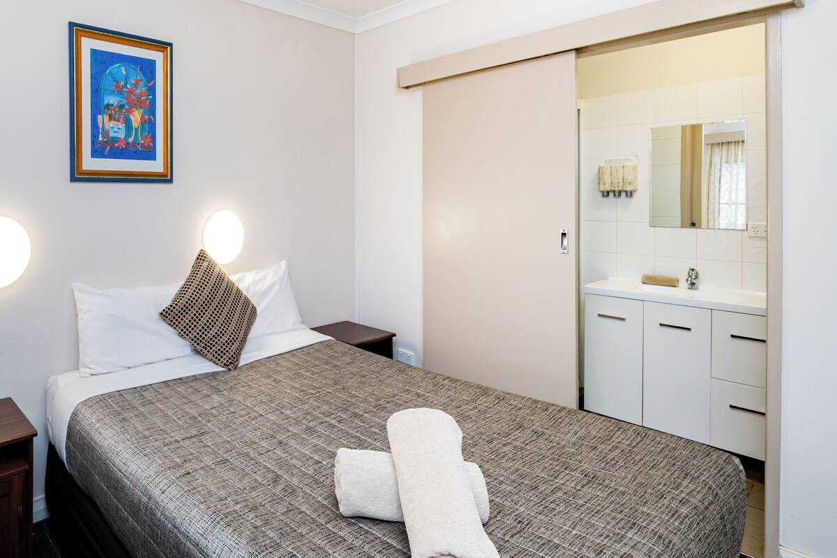Deluxe Queen Non Smoking - Pets allowed on request - extra charge applies | Wohnbereich | 34-Zoll-Fernseher mit Kabelempfang