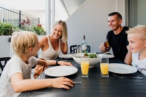 Kattohuoneisto, 2 makuuhuonetta, näköala uima-altaalle, uima-altaan luona | Terassi/patio