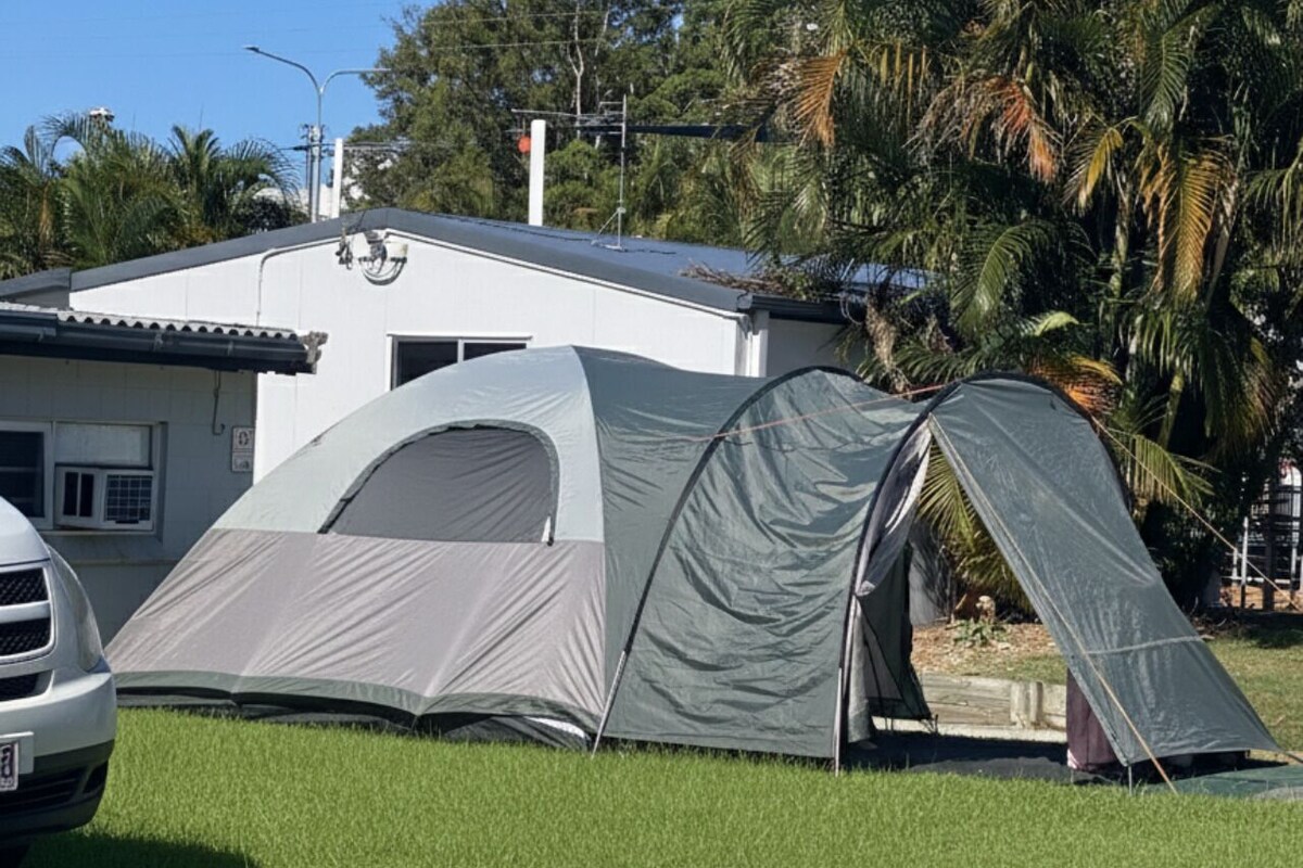 Grass Powered Site - with Shared Bathroom. Bring your own Caravan or Tent | Wi-fi (inkludert)