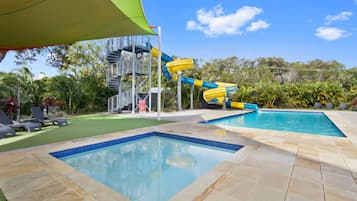 2 piscines extérieures, chaises longues