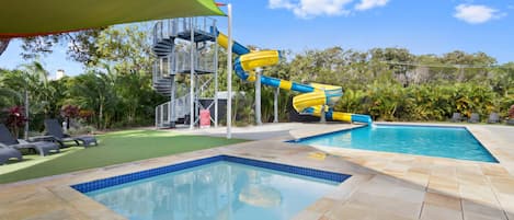 2 piscines extérieures, chaises longues