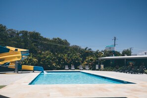 2 udendørs pools, åben fra kl. 08.00 til kl. 20.00, liggestole