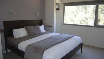 1 間臥室、高級寢具、熨斗/熨衣板、床單