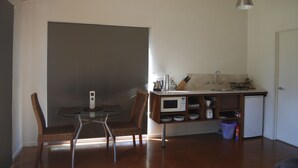 咖啡機/沖茶器、電冰箱、微波爐、電熱水壺