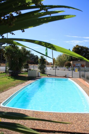 Una piscina al aire libre de temporada