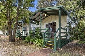 Suíte standard, 2 quartos, para não fumantes, cozinha (Holiday Cabin - 2 Bedroom) | Terraço/pátio