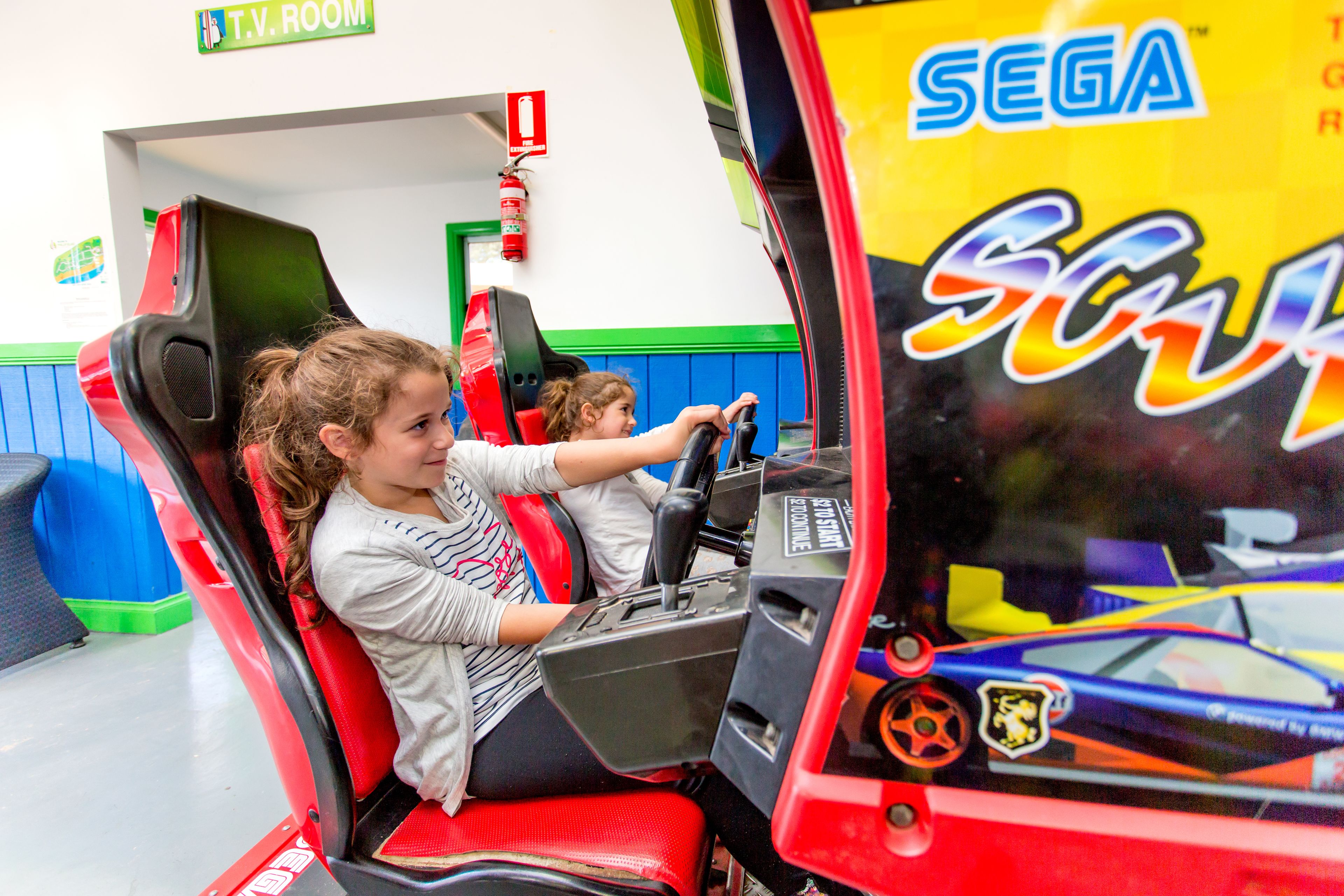 Een rode auto met een stuur en een Sega logo op de zijkant.