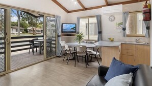 Suite – deluxe, 3 soverom, ikke-røyk, kjøkken (Deluxe Villa - 3 Bedroom) | Oppholdsområde