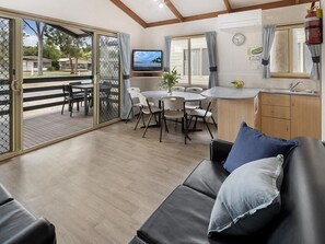 Deluxe-sviitti, 3 makuuhuonetta, tupakointi kielletty, keittiö (Deluxe Villa - 3 Bedroom) | Oleskelualue | 32–tuumainen televisio, jossa digitaalikanavat