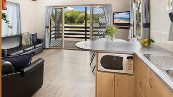 Suite – deluxe, flere soverom, ikke-røyk, kjøkken (Deluxe Villa - 3 Bedroom) | Oppholdsområde | TV