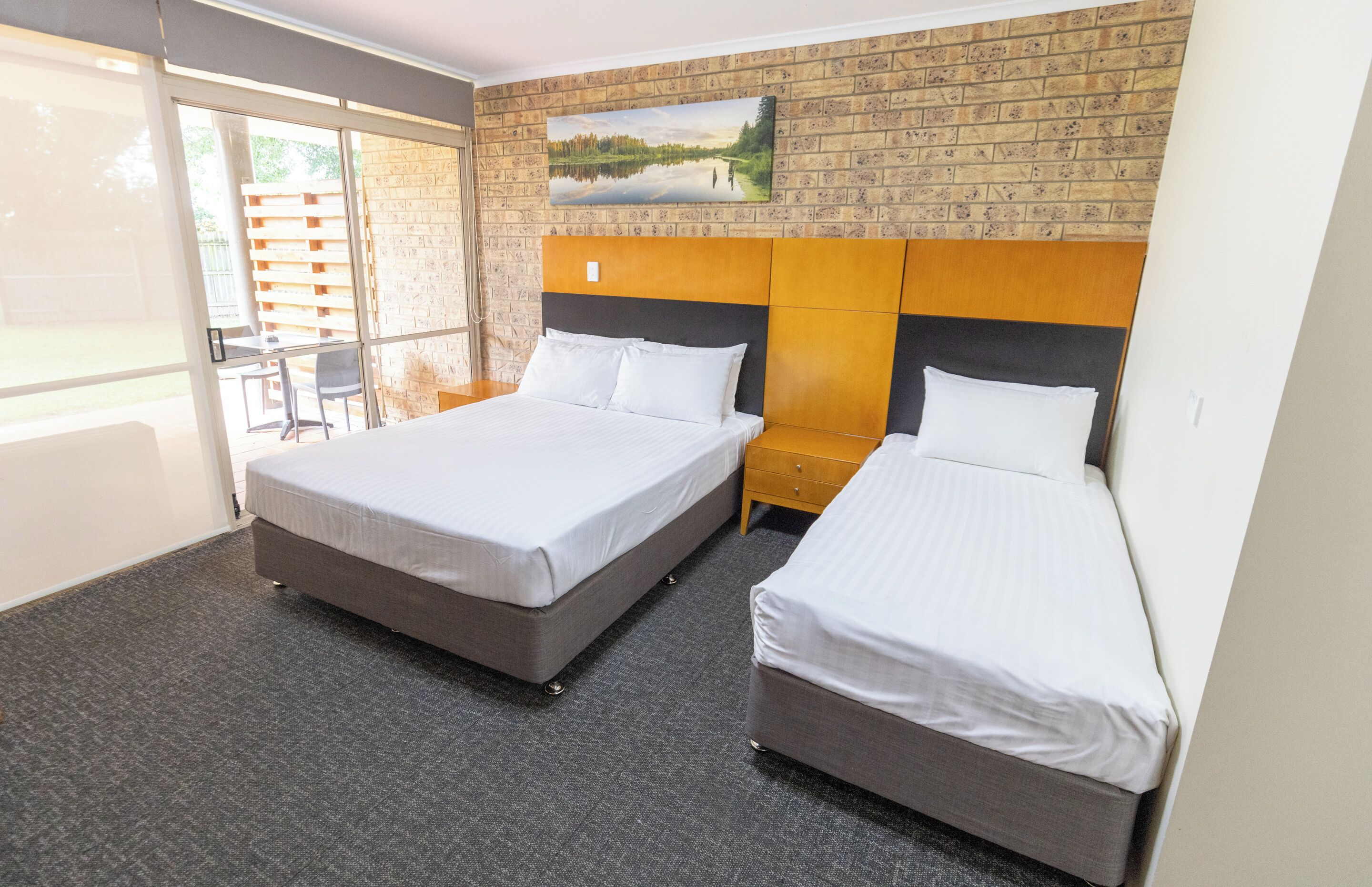 Queen/Single room with Patio | Iron/ironing board, free WiFi