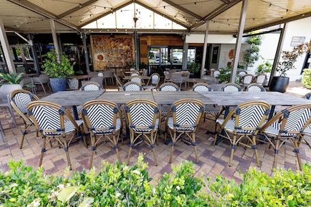 Restaurante al aire libre. Sundowner Hotel Motel