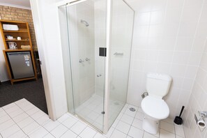 Queen/Single room with Patio | Bathroom | Shower, hair dryer, towels, soap - Sundowner Hotel Motel (Caboolture)