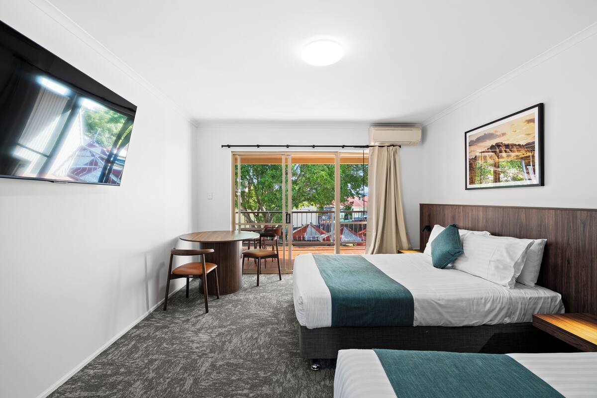 Deluxe Triple Room | Iron/ironing board, free WiFi