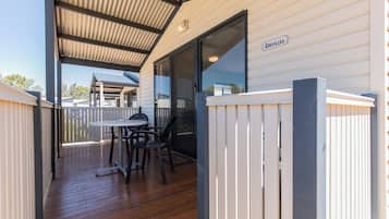 Premium Chalet, 2 Bedrooms, Non Smoking, Kitchen | Balcony view