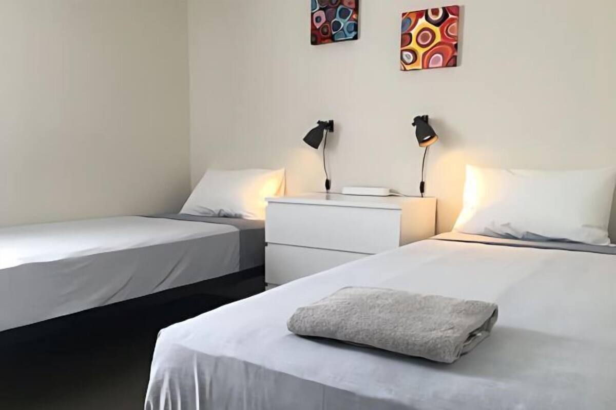 Iron/ironing board, bed sheets