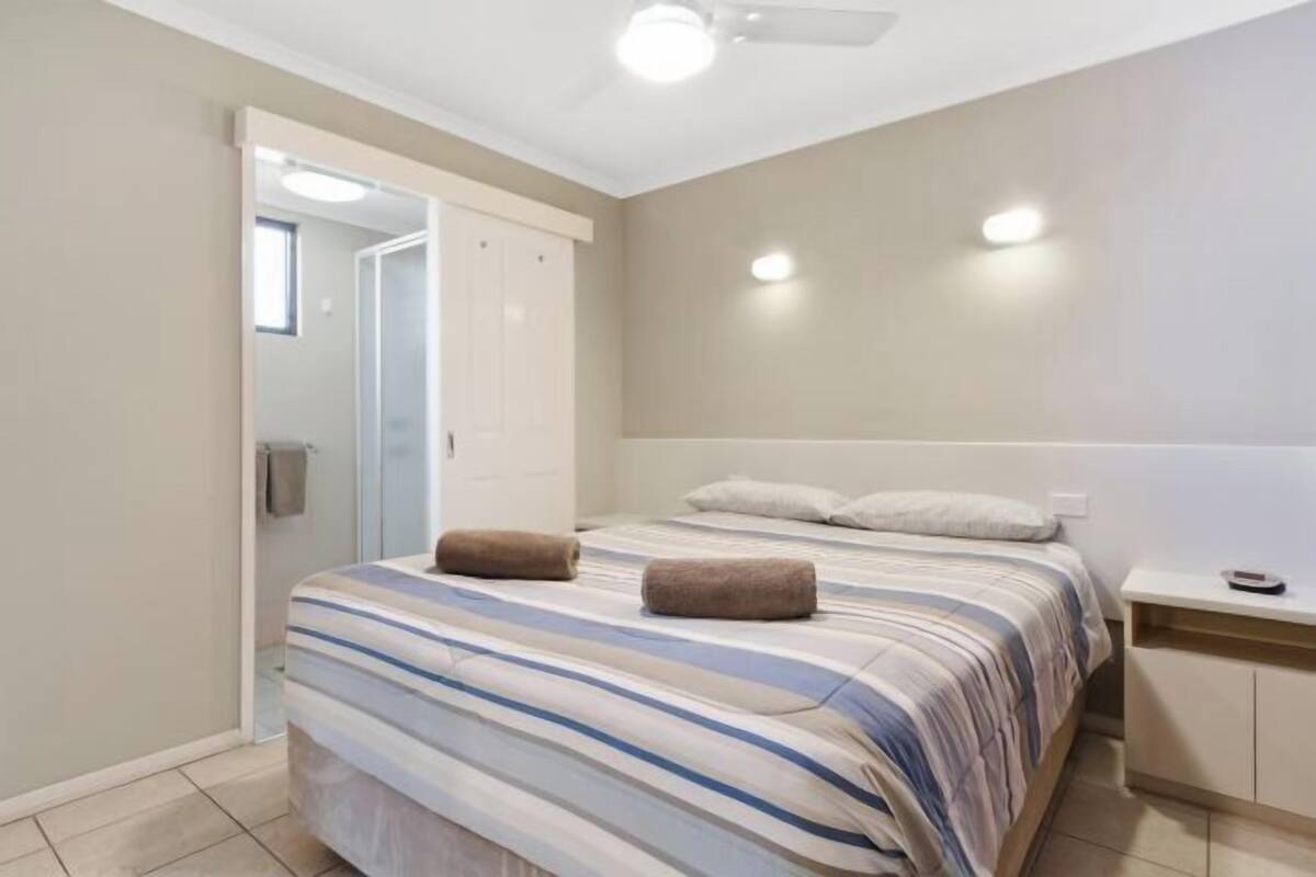 Iron/ironing board, bed sheets