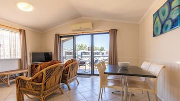 Chalé luxo, 2 quartos, para não fumantes, cozinha (Chalet Deluxe) | Área de estar | TV de tela plana