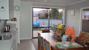 Deluxe Cottage with Shared Bathroom | Private kitchen - Birchwood Cottages (Te Anau)