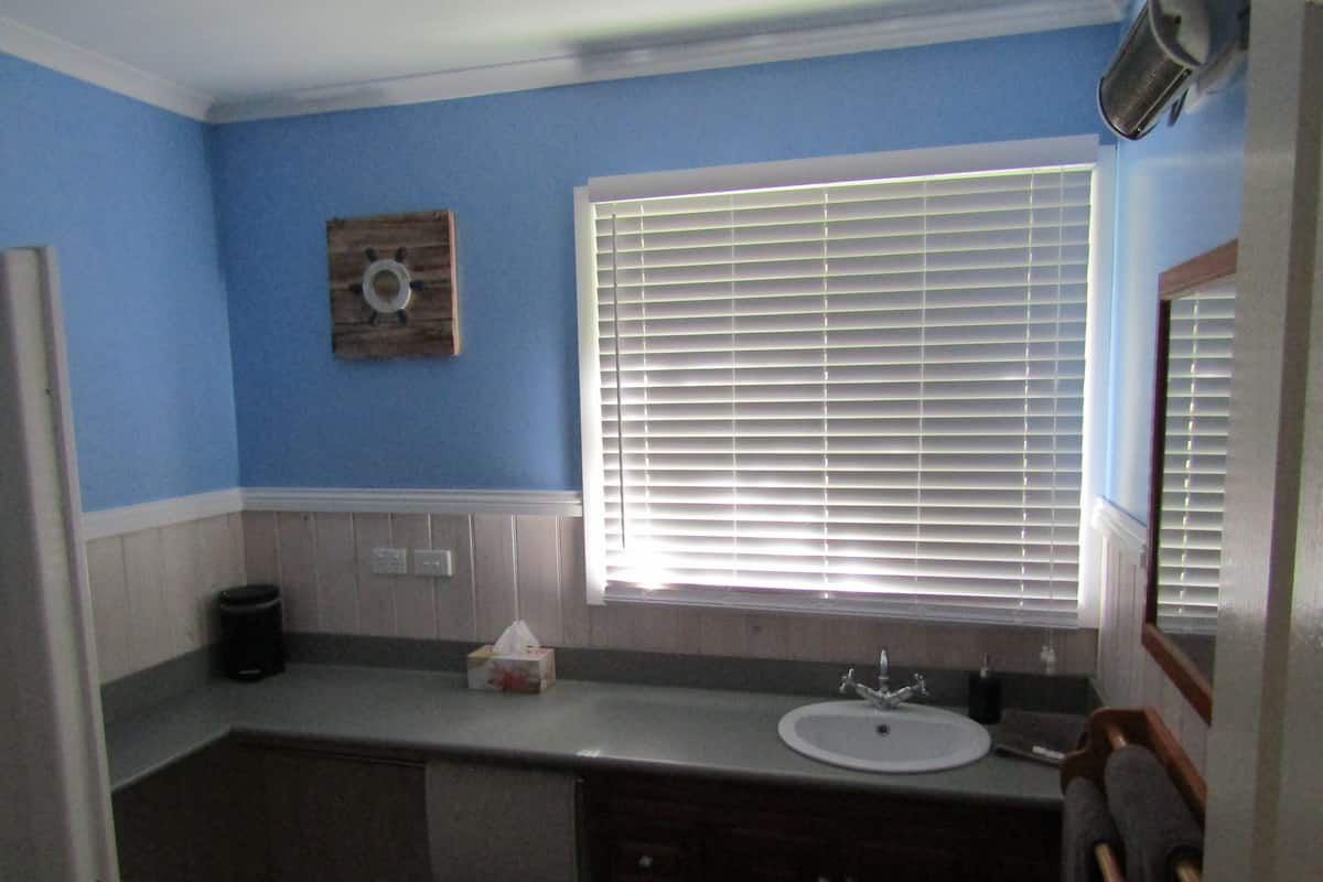 Apartamento estándar, 2 habitaciones, cocina (Apt. Unit 1) | Baño | Ducha, secador de pelo y toallas