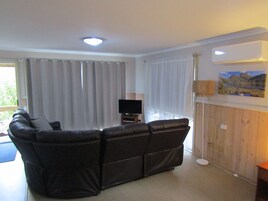 Estudio estándar, cocina (Studio Unit 3) | Zona de estar | Televisión de pantalla plana de 58 pulgadas con canales digitales