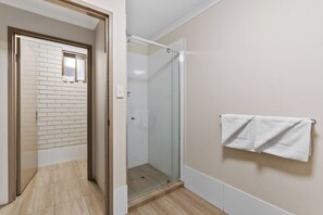Shower, hair dryer, towels, soap - Morayfield Tavern & Motel (Caboolture South)