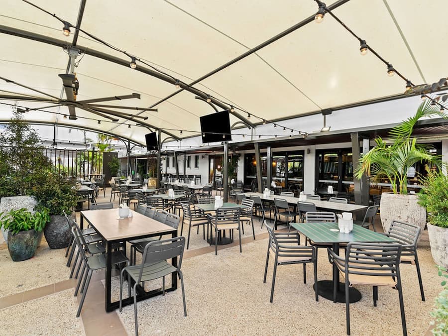 Déjeuner et dîner servis sur place