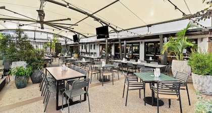 Morayfield Tavern & Motel