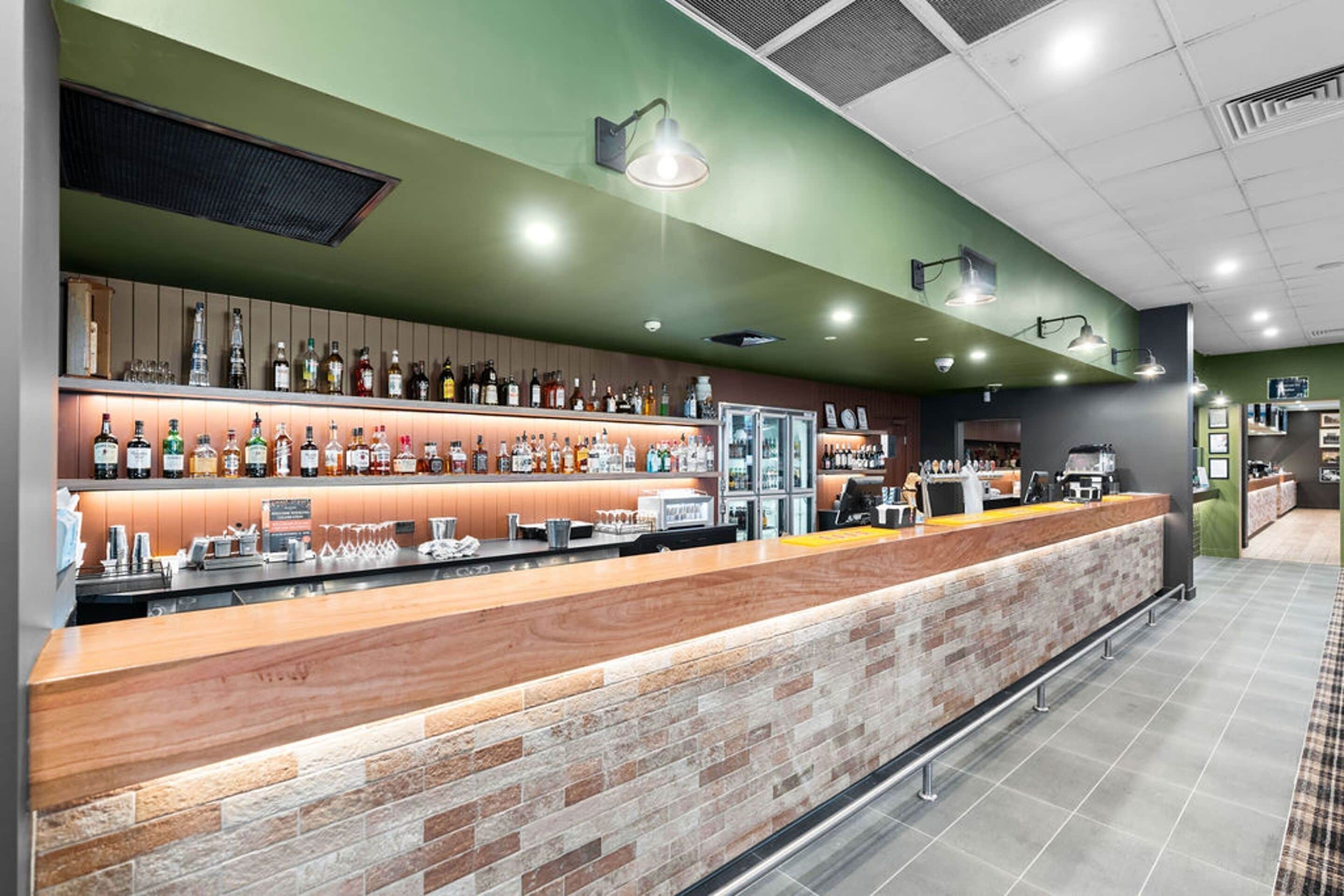 3 bars/lounges