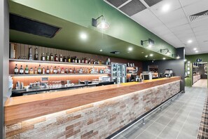 3 bars/lounges
