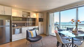 One Bedroom Waterfront | Private kitchen