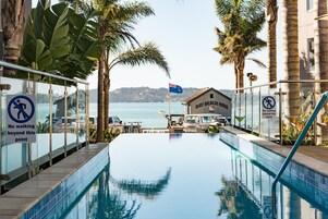 Utomhuspool och solstolar