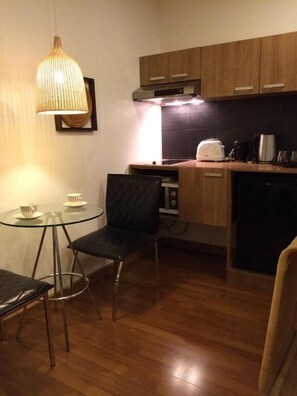 Flaherty Suite | Privékitchenette | Een magnetron