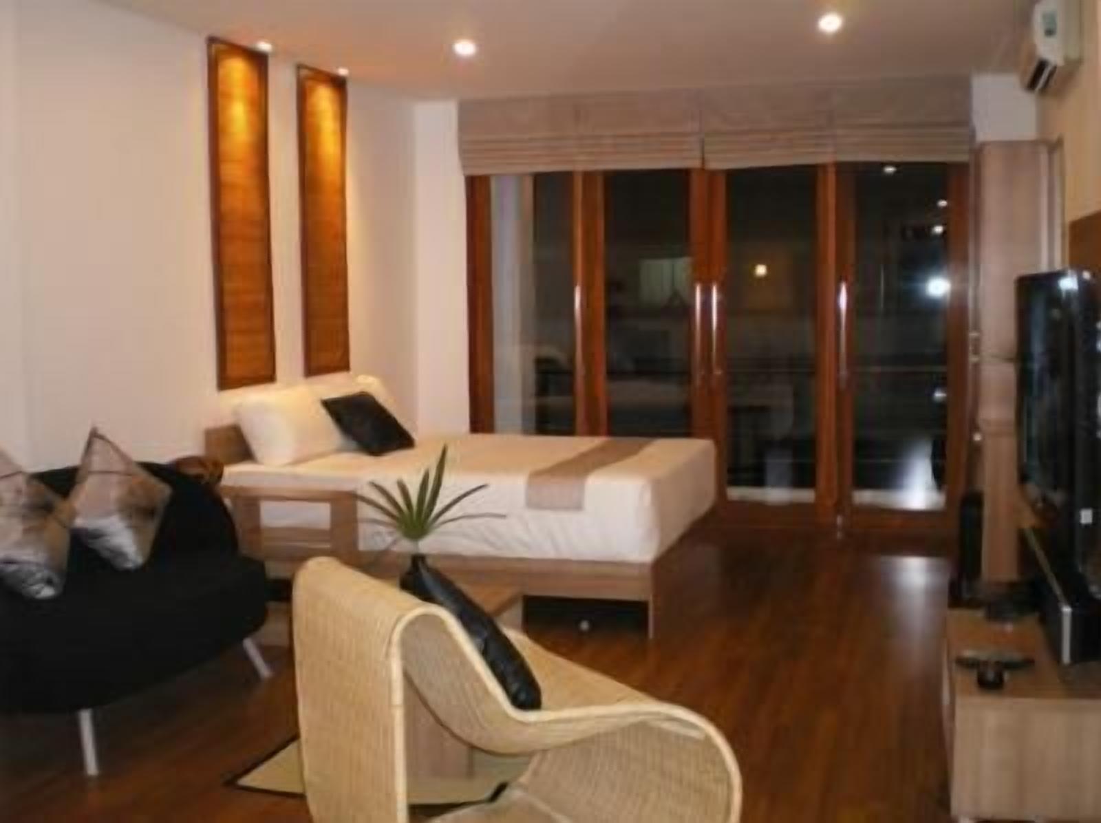 Minibar, desk, free WiFi