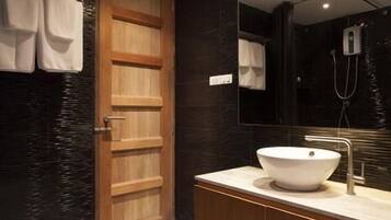 Een douche, gratis toiletartikelen, pantoffels, handdoeken