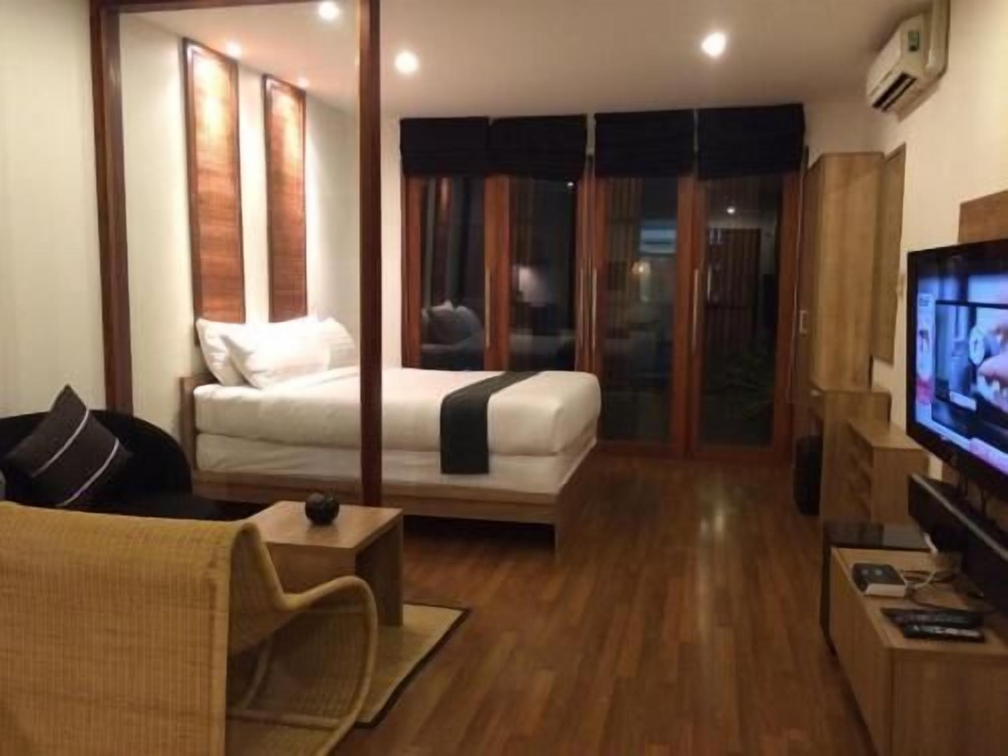 Minibar, desk, free WiFi