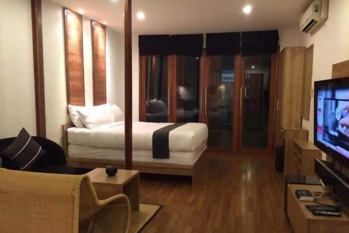 Minibar, desk, free WiFi