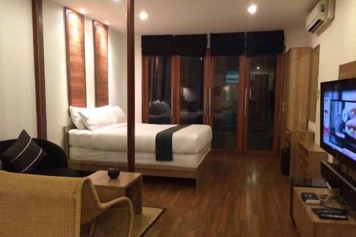 Minibar, desk, free WiFi