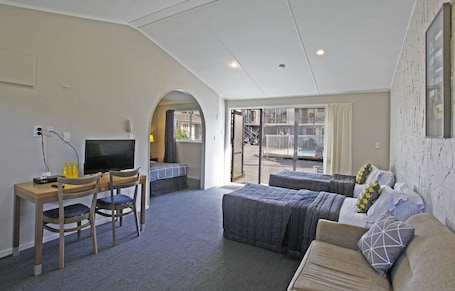 Quadruple Room | Desk, iron/ironing board, free WiFi, wheelchair access