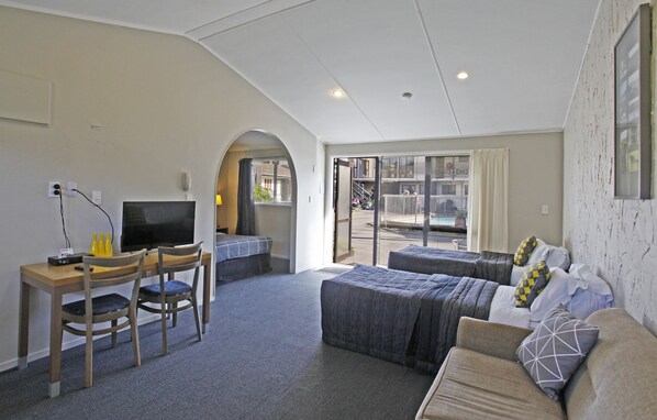 Quadruple Room | Desk, iron/ironing board, free WiFi, wheelchair access - Walton Park Motor Lodge (Warkworth)