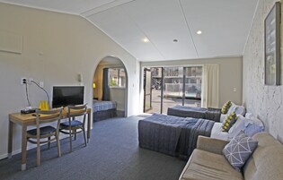 Escritorio, tabla de planchar con plancha y wifi gratis 