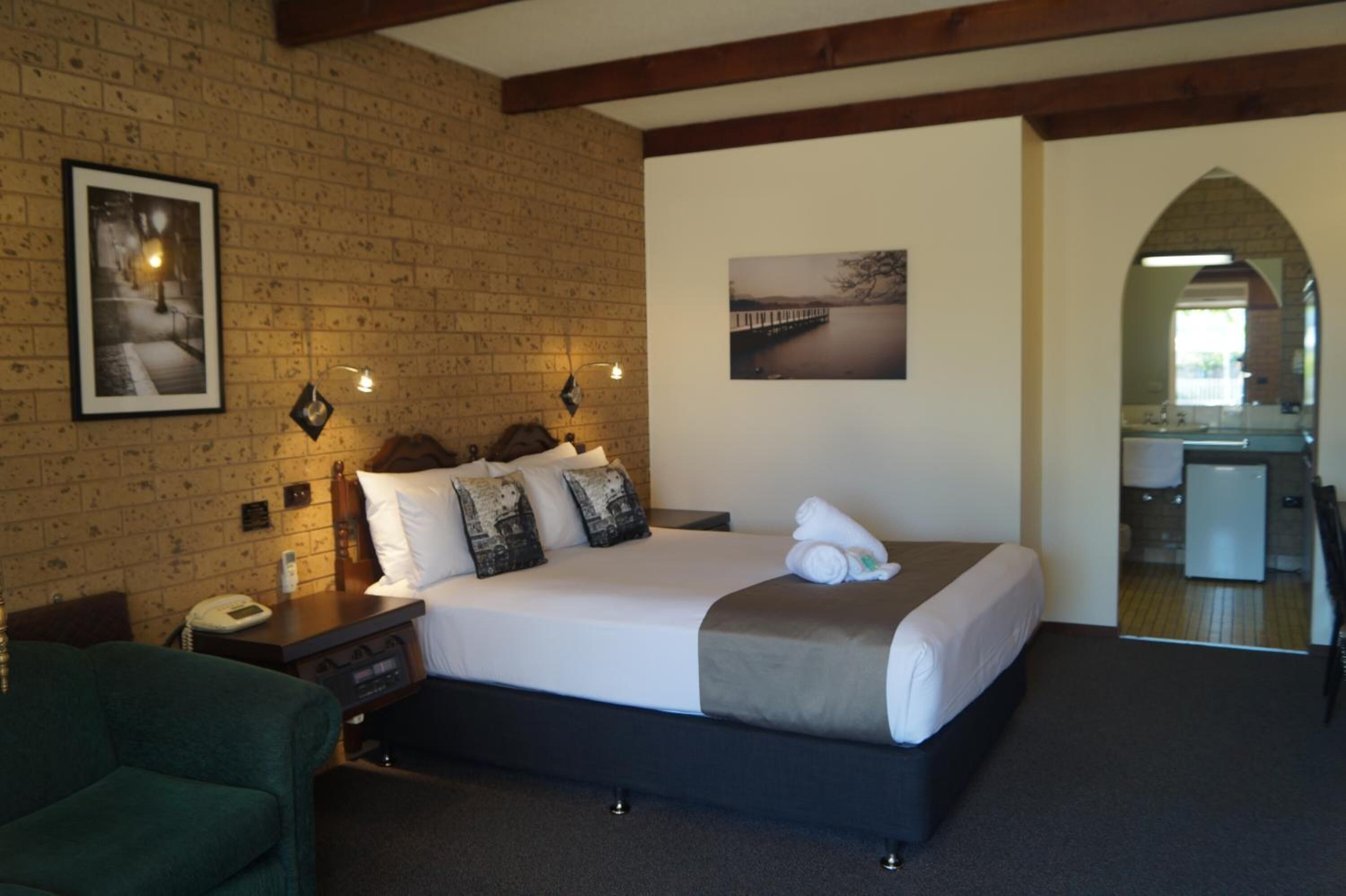 Soundproofing, free WiFi, bed sheets