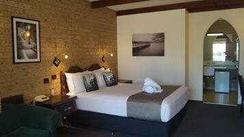 Soundproofing, free WiFi, bed sheets