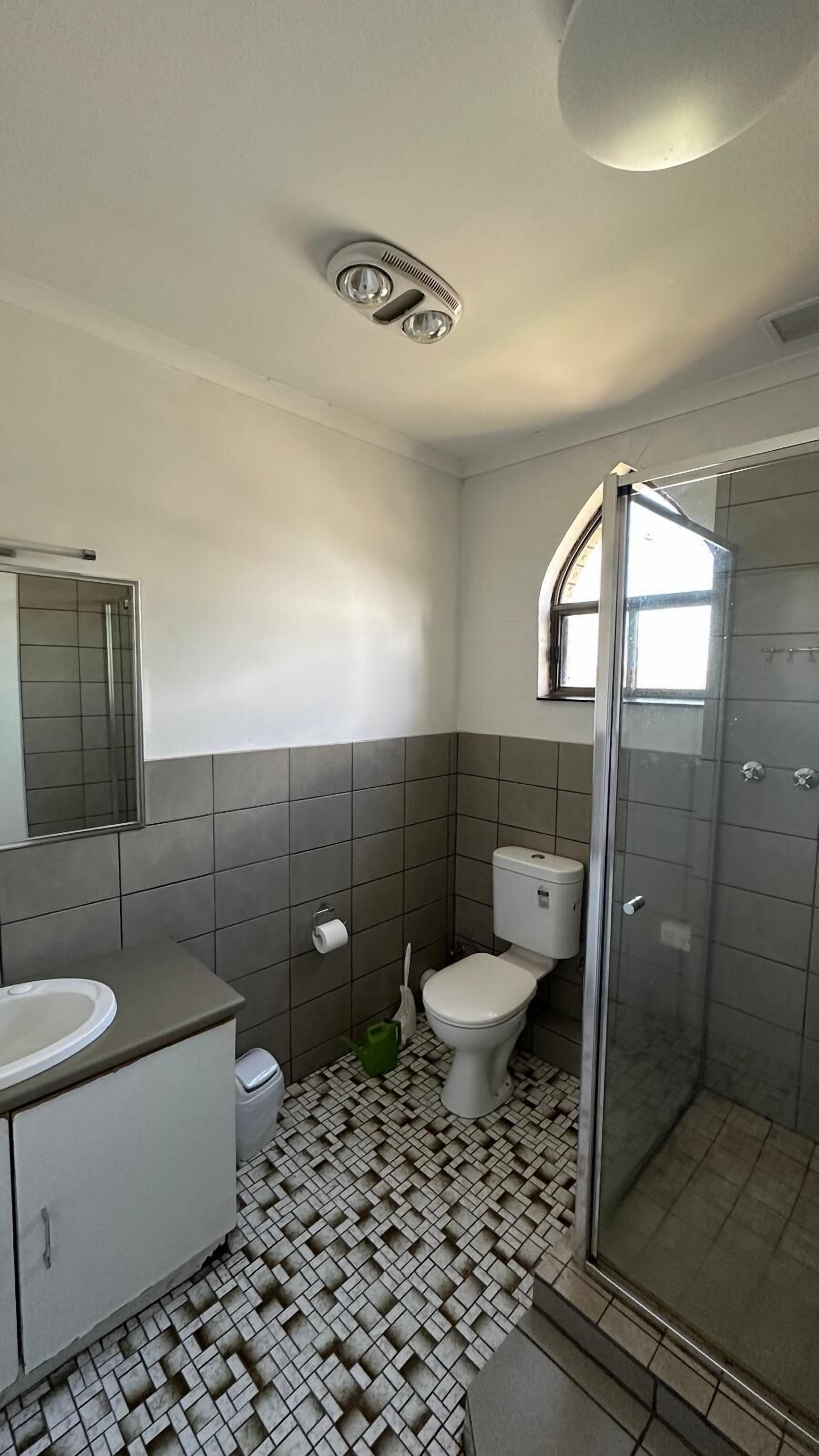 Basic Apartment, 3 Bedrooms | Bathroom | Hair dryer, towels, soap, shampoo