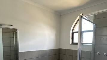 ベーシック アパートメント 3 ベッドルーム | バスルーム | ヘアドライヤー、タオル、石鹸、シャンプー